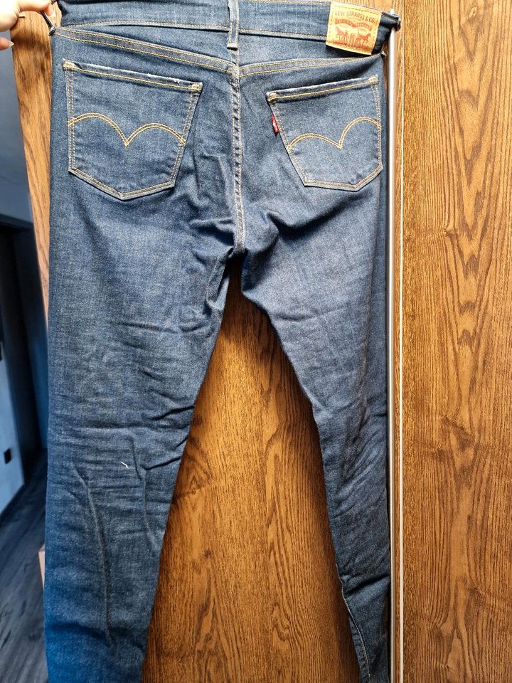 Levi's Jeans 710 Super Skinny destroyed Gr. 30/30 in Drognitz