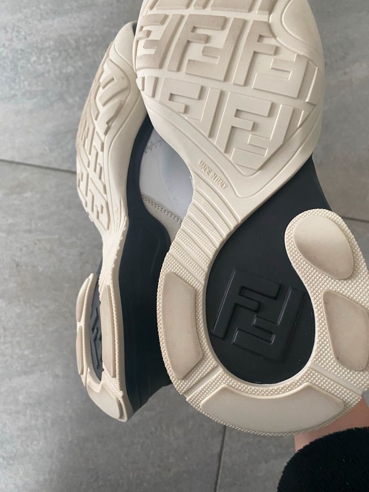 Fendi Sneaker Gr.38 NEU Glossy Leder Original Lack Lackleder weiß in Karlsfeld