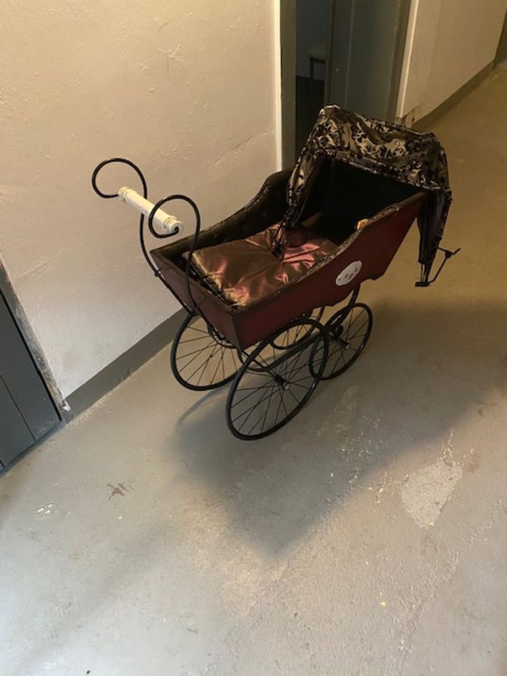 Kleiner Babykinderwagen bzw. Puppenwagen in Hamburg