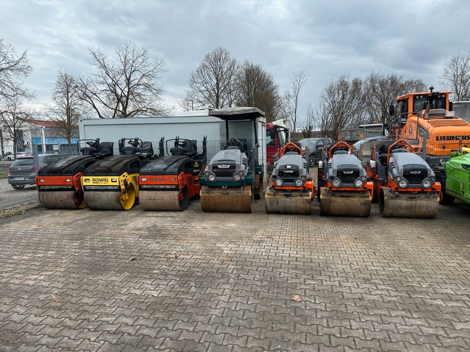 Bomag BW 100 AC-4 Kombiwalze Walze Asphaltbau in Aichach