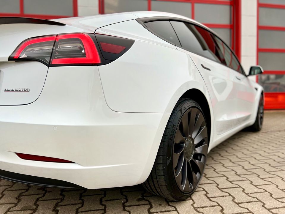 Tesla Modell 3 Performance 2022 - Pearl Withe in Frankenberg (Sa.)