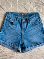 AMISU Jeans-Shorts kurze Hose Gr. 32 blau *Top-Zustand* Berlin - Tempelhof Vorschau