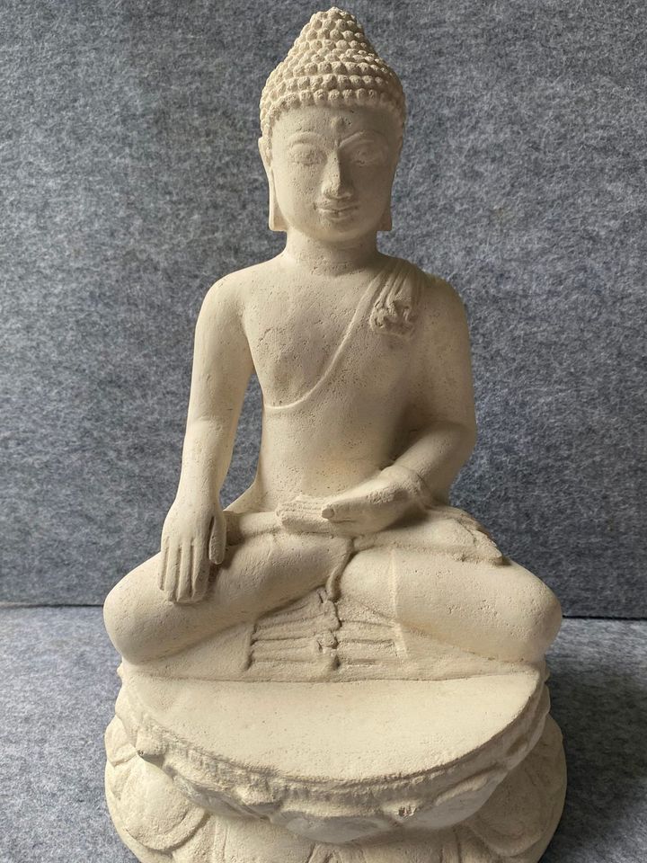 Siddharta Statue - Massiv in Mülheim (Ruhr)