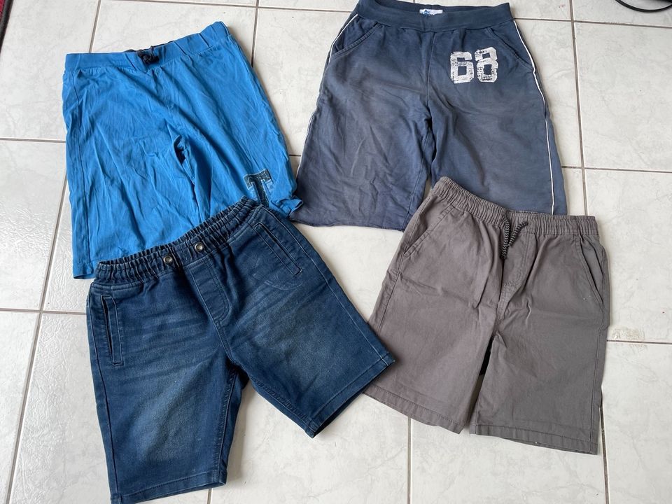 4 Kurze Hosen 146 152 u.a. Zara Boys Sport in Berlin