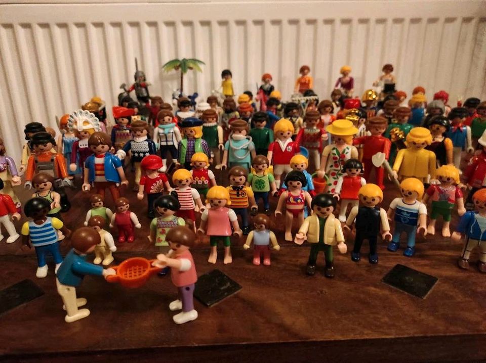 108 Playmobil Figuren + 13 Pferde +3 Kühe + 39 Zäune in Hetlingen