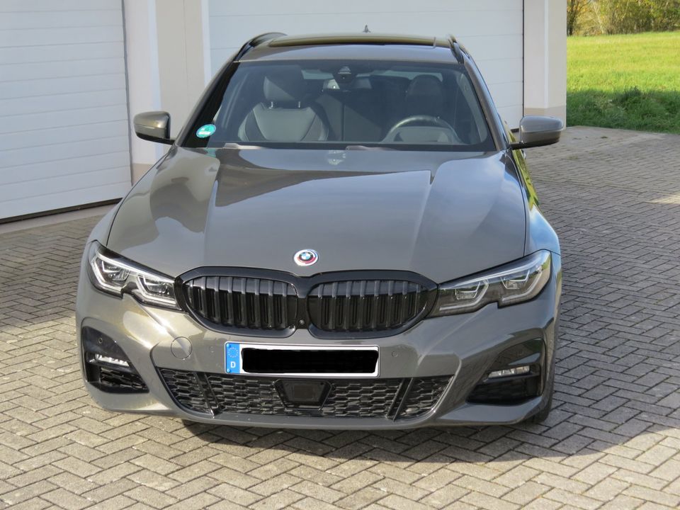 BMW 330e ix touring mit sehr viel Ausstattung in Otzing