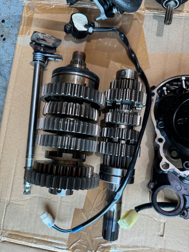 Suzuki GSX-S 1000 Motor NEU Zylinderkopf Kurbelwelle Getriebe in Fridolfing