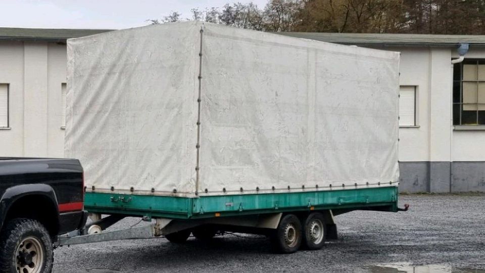 Vermiete Anhänger mit Plane 3500kg in Arnsberg