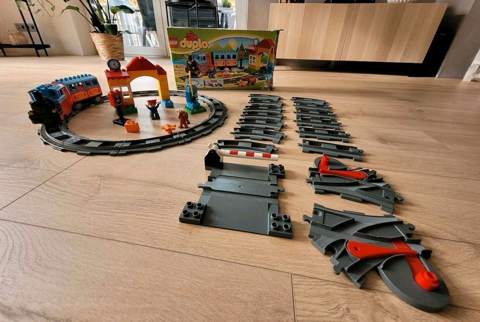 Lego Duplo Eisenbahn elektrisch mit extra Schienen in Delmenhorst