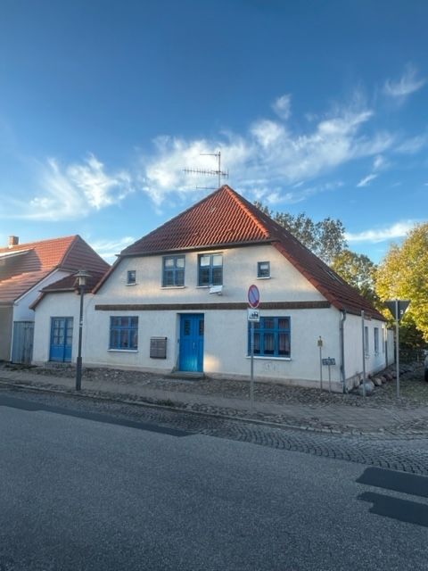 Ein ehemaliges Kapitänshaus wird als teil modernisiertes Mehrfamilienhaus mit großzügigem Grundstück in Garz auf der Insel Rügen verkauft in Zudar