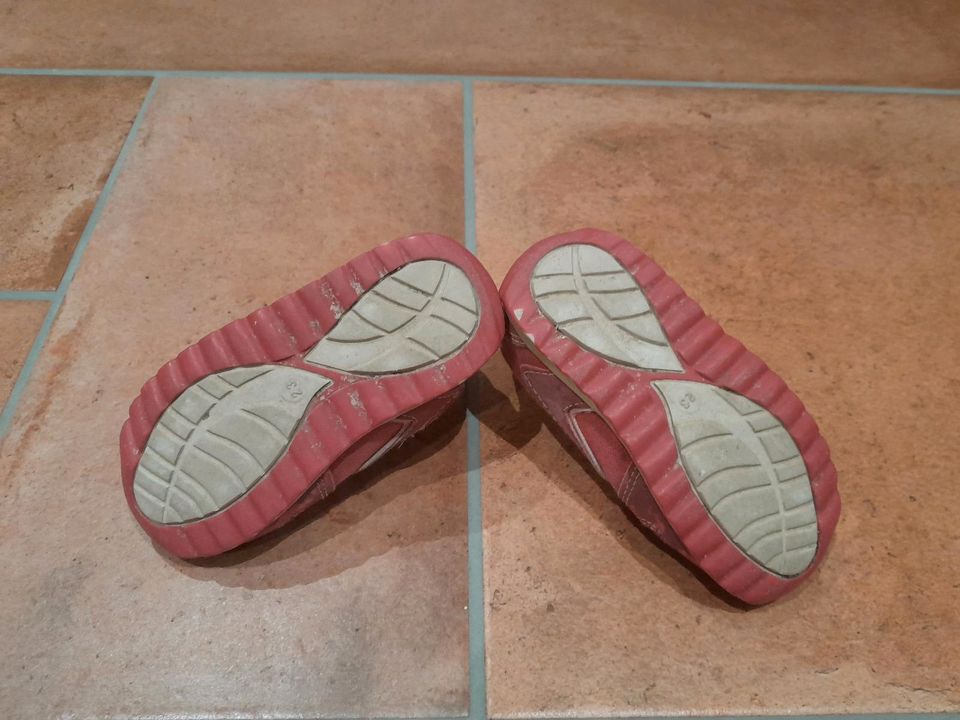 Turnschuhe in der Größe 23 in rosa in Waakirchen