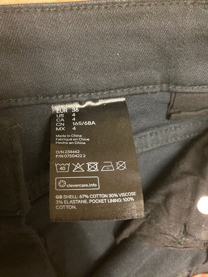 Jeans NEU Hose lang von H&M schwarz Größe 36 in München