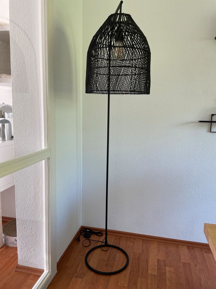 Stehlampe mit Rattan Lampenschirm in Göppingen