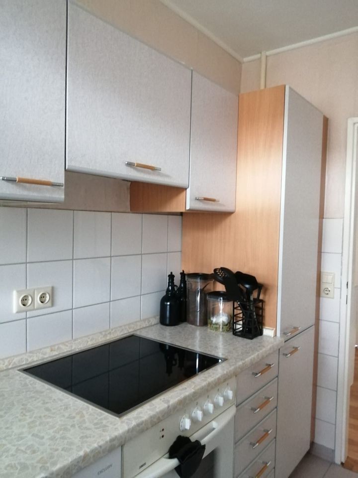 Küche mit Kühlschrank in Hanau