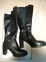 Tamaris Stiefel Schmalschaft Leder Gr. 38/39 schwarz TOP Hessen - Rodgau Vorschau