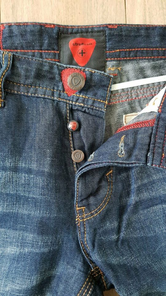 Neuwertige Herren Jeans- Shorts von Strellson Gr. 30 in Donaueschingen