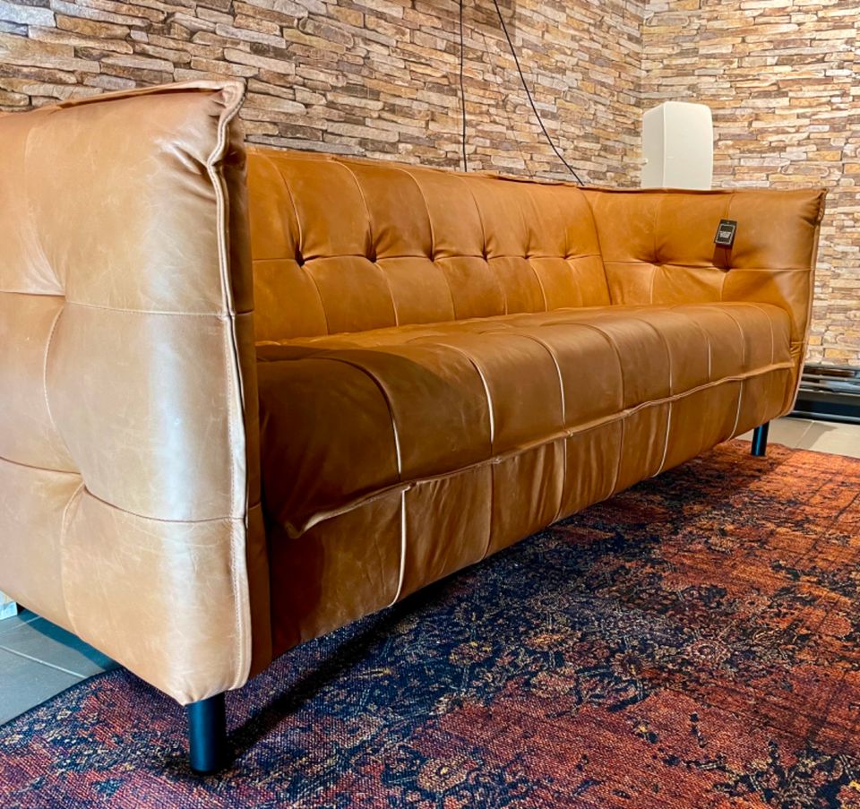 Vintage Kamelleder 3 er Couch Sahara Sofa Echt Leder Chesterfield Cognac braun Wohnzimmer Empfang Wartezimmer Kanzlei NEU in Schwalmtal