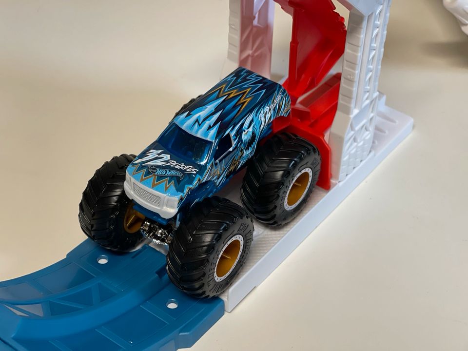 Hot Wheels Monster Truck Straßen Strecken Schienen Bahn in Uedem