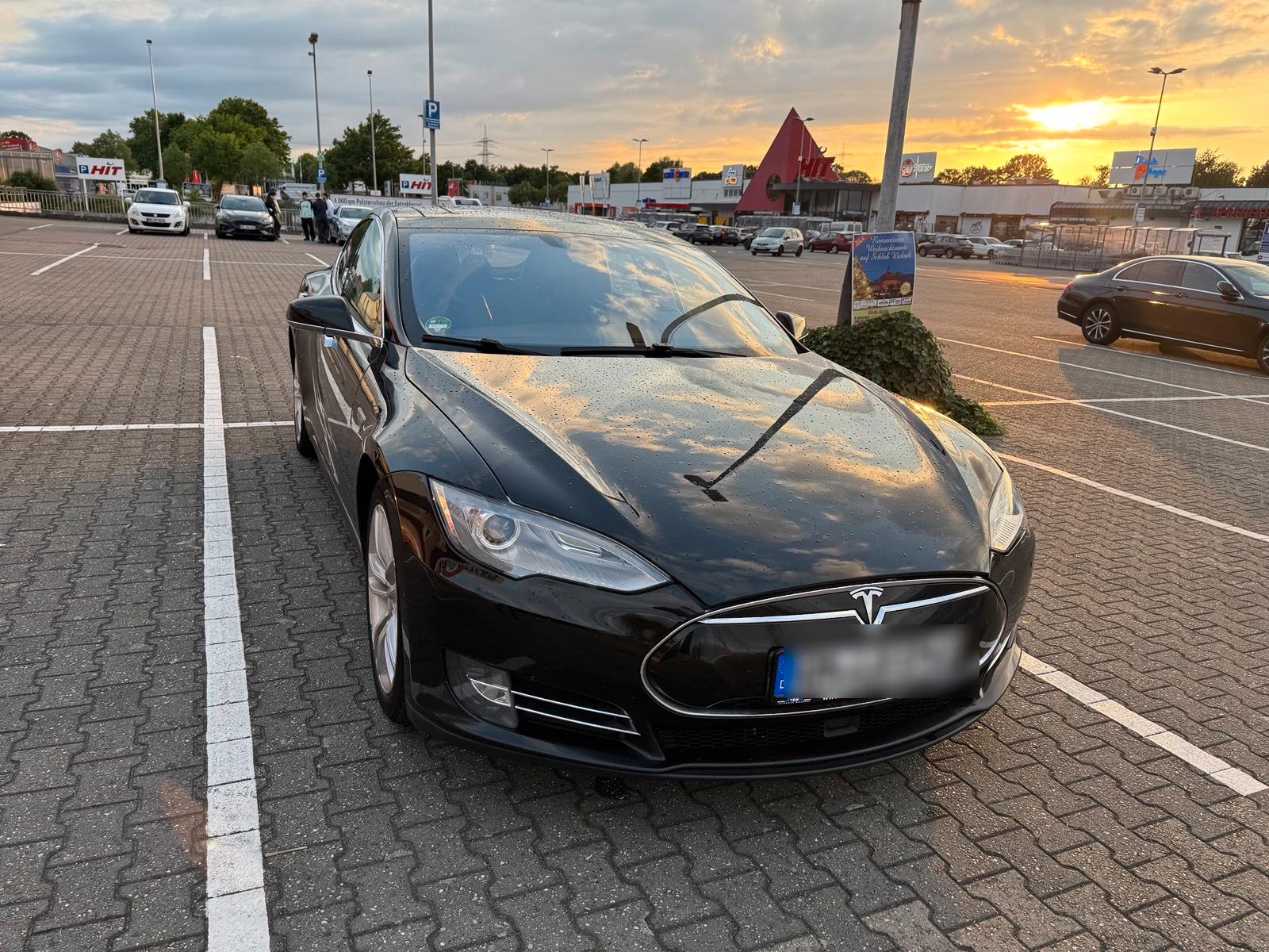 Abbildung des Autos Tesla Model S 2014 85 ne…