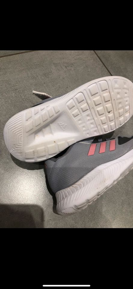 Adidas Turnschuhe Mädchen in Kamp-Lintfort