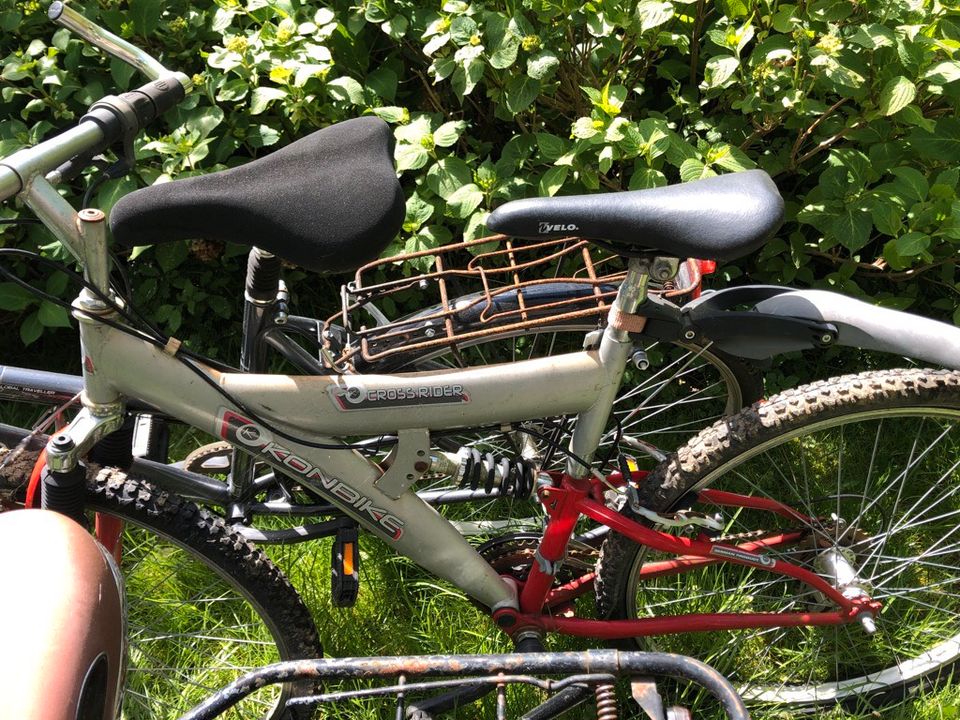 Verschiedene Fahrräder in Unterföhring