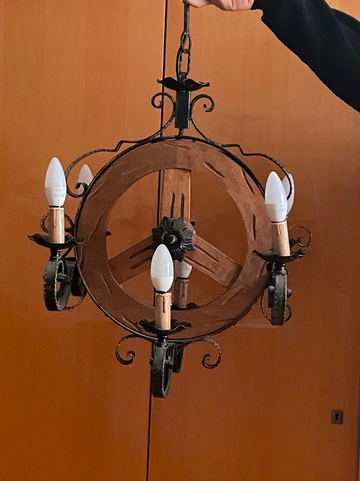 rustikale Hängelampe Schmiedeeisen Lampe mit Holz 6 flammig in Schwarzach b. Nabburg