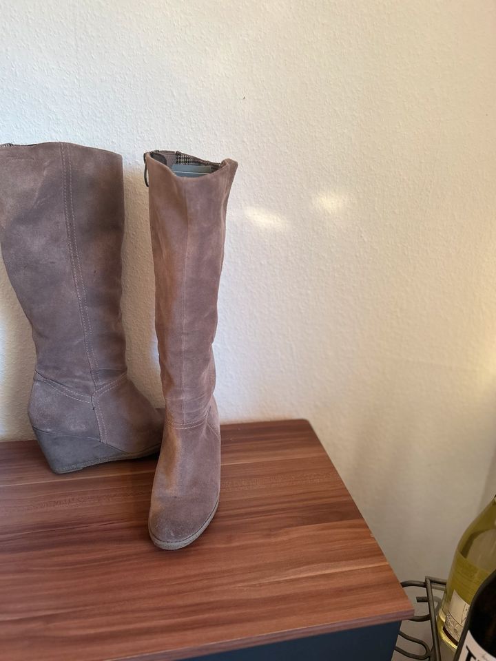 Wildleder Tamaris Stiefel mit Keilabsatz Taupe gr.39 in Wittgert