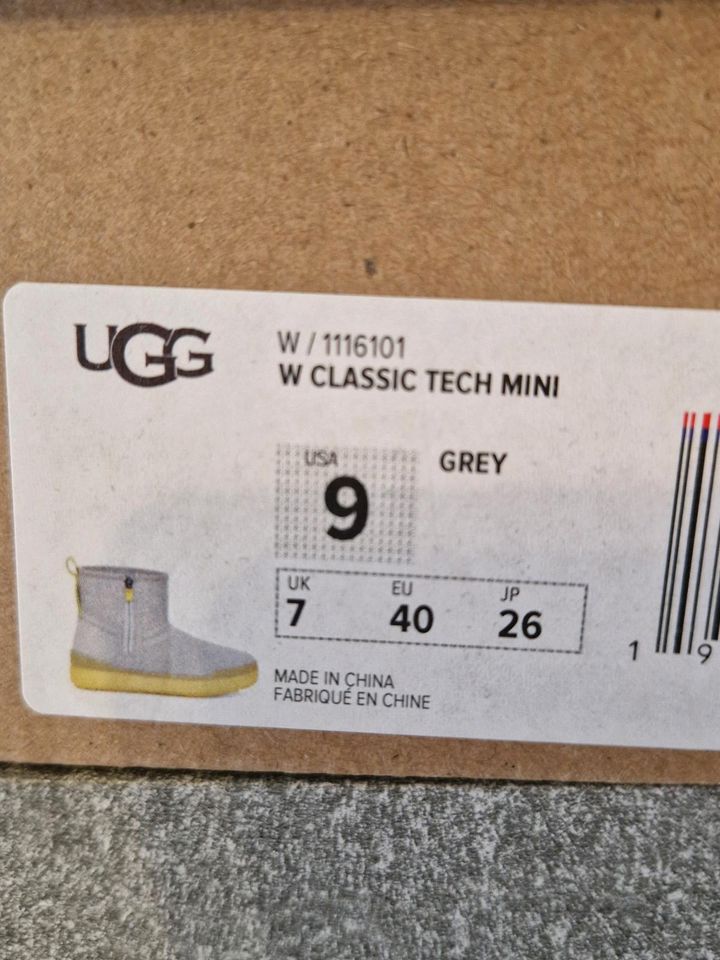 UGG CLASSIC TECH mini grau EU 40 in Frankfurt am Main