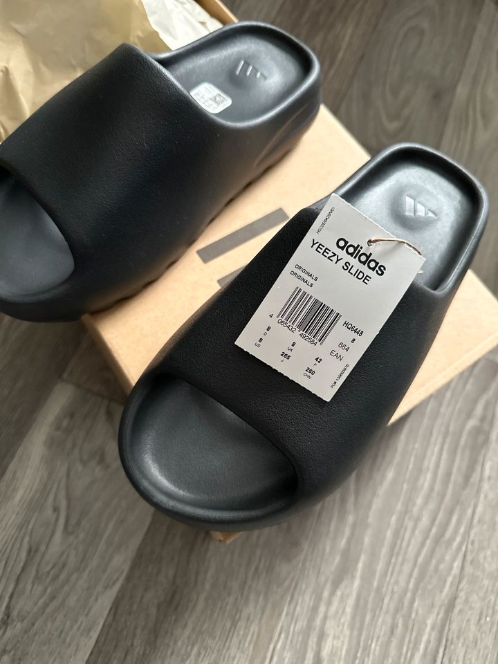 Original Pantolette Adidas Yezzy Slide Onyx (2022) in Jülich