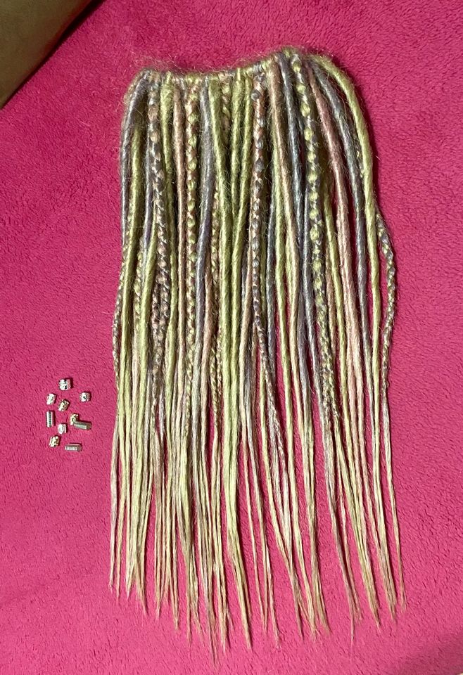 Haare Dreadlocks Dreads synthetisch blond rosa lila lang NEU! in Überlingen