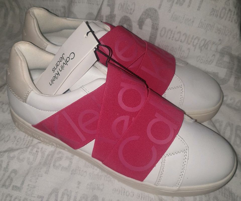 Calvin Klein Sneaker weiß/pink ungetragen+Etikett in Wuppertal