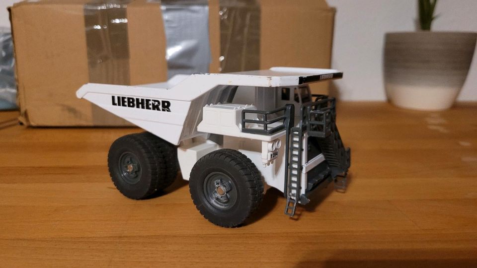 Muldenkipper Liebherr Siku 1 87 in Lichtenberg