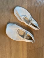 2x Eurythmieschläppchen Schläppchen Gymnastikschuhe Weiß Gr. 33 Stuttgart - Sillenbuch Vorschau