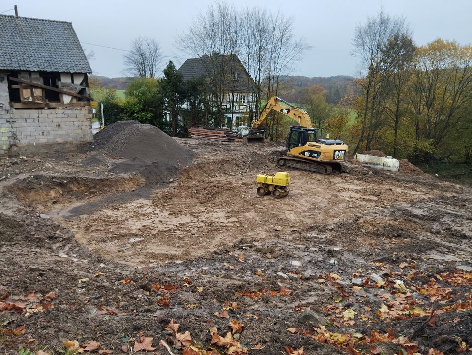 Ausschachtung Erdarbeiten Baggerarbeit Erdgrube Baugrube in Gummersbach