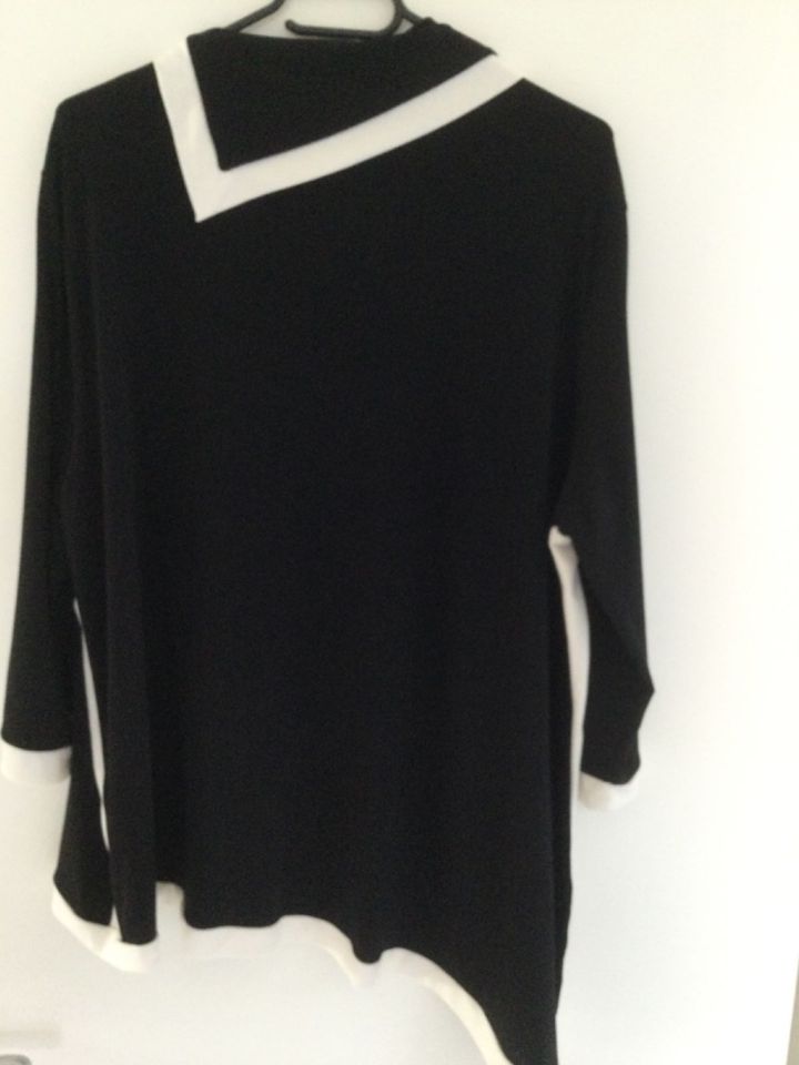 Damen Shirt schwarz/weiß, asymmetrischer Schnitt, Gr. 46 in Westerkappeln