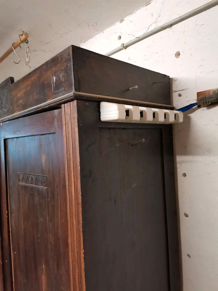 alter Schrank Kleiderschrank um 1900 zerlegbar zum Aufarbeiten in Lichtenfels