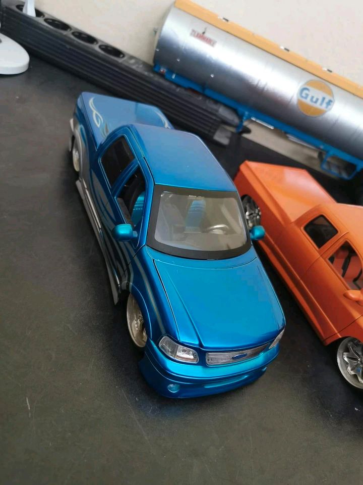 4x Modellauto's 1:18 Jada Dodge Ram Chevrolet SUV Sammlung Konvol in Eppstein