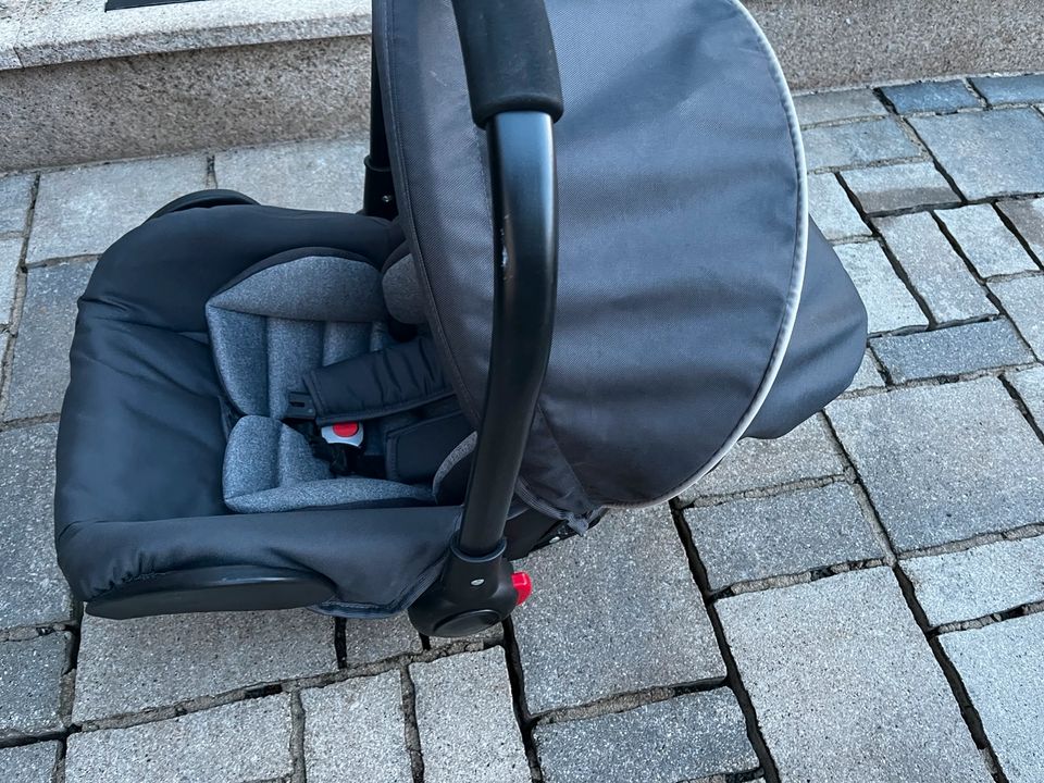 Babyschale mit passendem Zubehör und trage Tasche in Aßlar