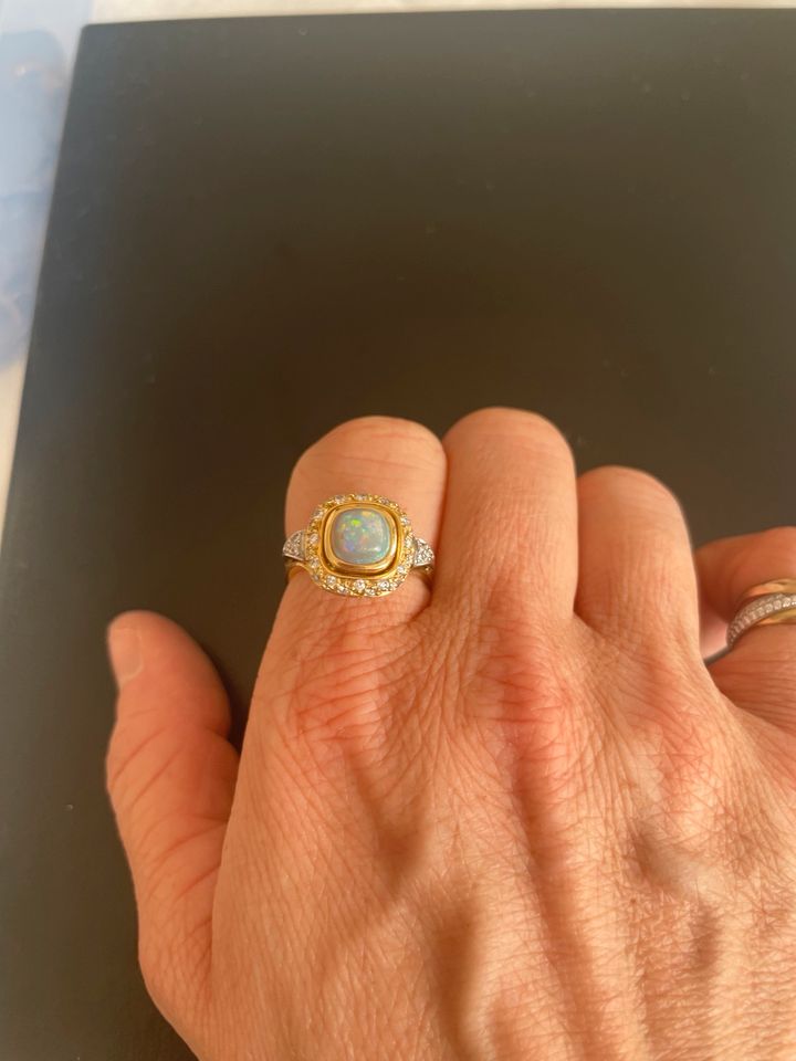 Ring 750 Gold vollopal Diamanten in Offenbach