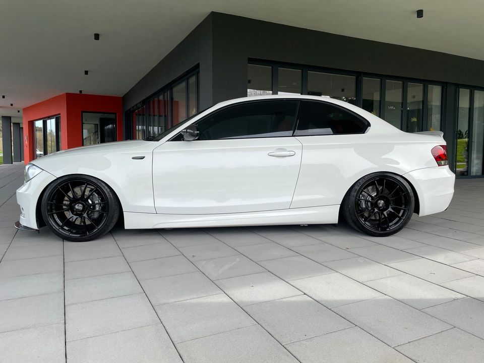 BMW 135i Coupe e82 M Paket N54 in Daun