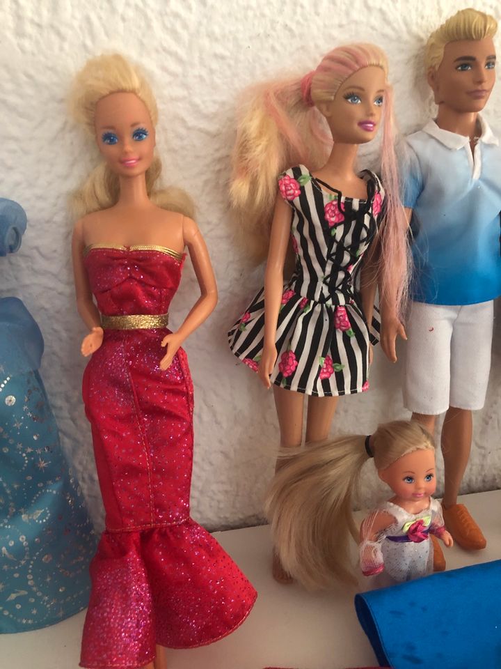 Barbie & Ken *viele Puppen und Kleidung aus Sammlung *Setpreis in Gundelfingen