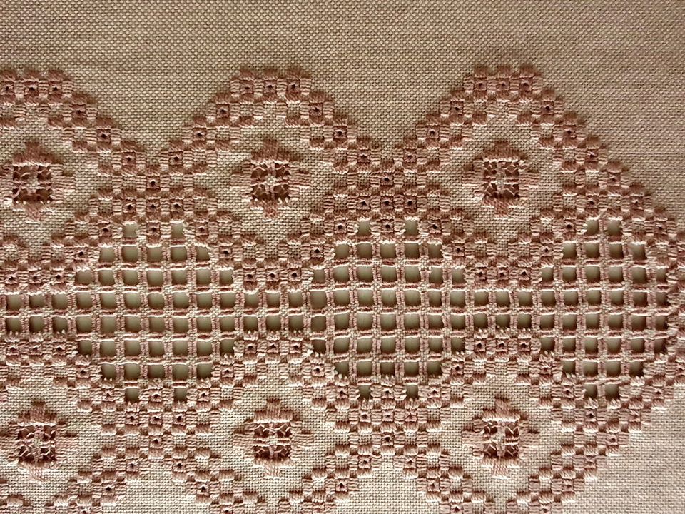 Hardanger - Stickerei in Rosa, Tischläufer 85 x 35 cm in Bad Dürrheim