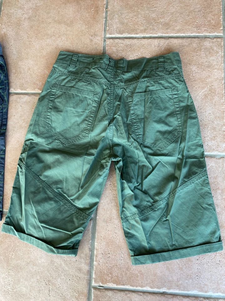 2 Shorts kurze Hosen 170 Khaki grau Jogger Takko Chapter Young in Attendorn