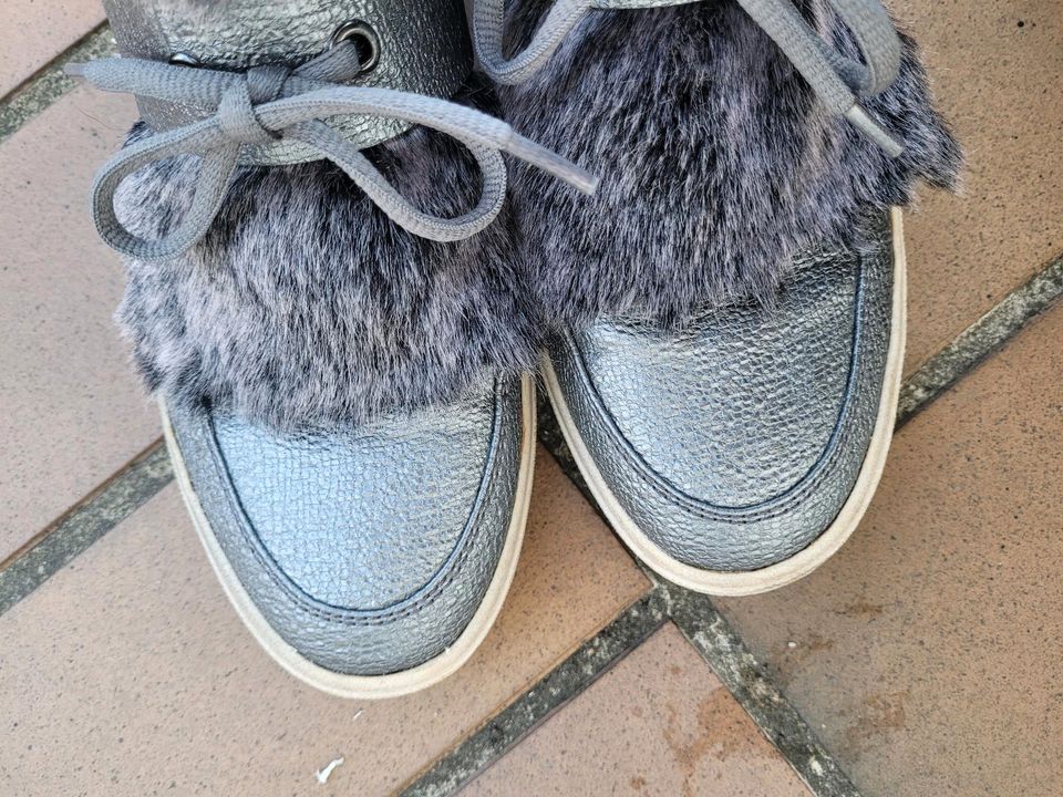 Tamaris Stiefel Größe 39 grau silber wie NEU Sneaker Winter in Fulda