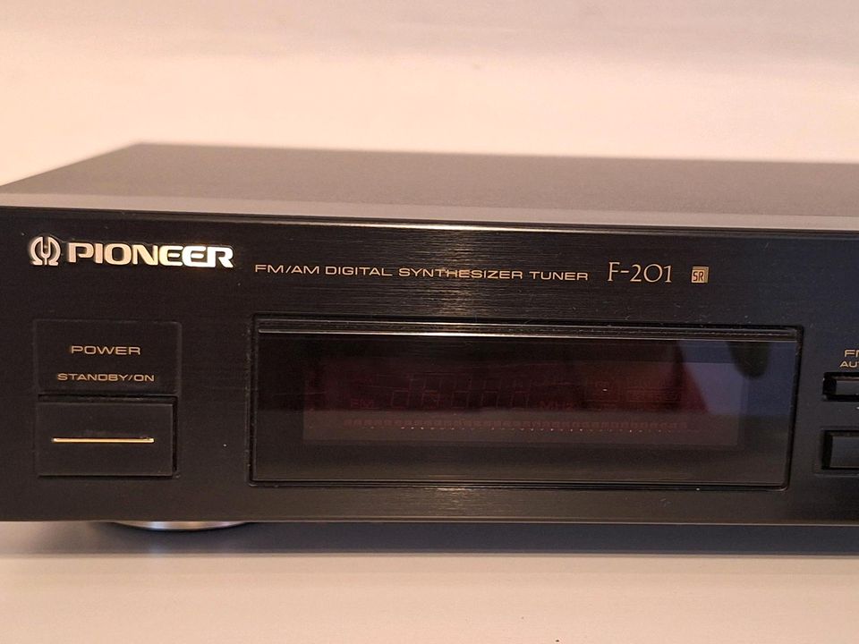 Pioneer FM/AM Digital Synthesizer Tuner F-201 in Groß-Gerau