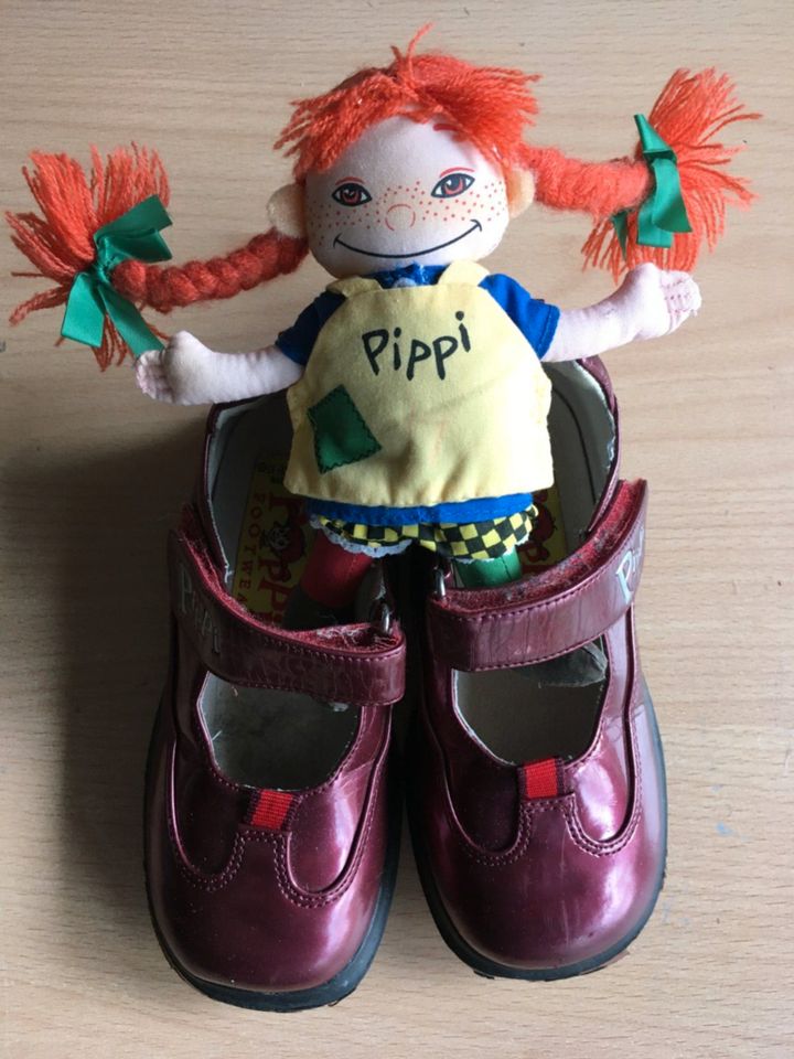 Pippi Langstrumpf Sommer Schuhe rot gr 25  und Puppe in Themar