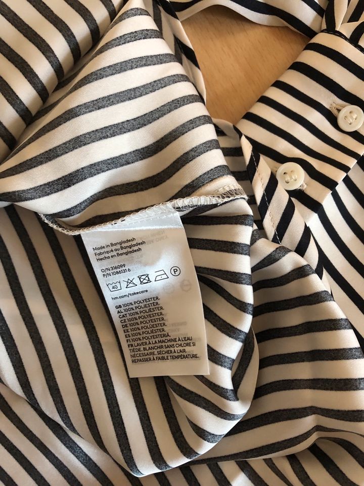 H&M Hemdbluse schwarz weiß gestreift Trend S 36 neu in Schwabmünchen