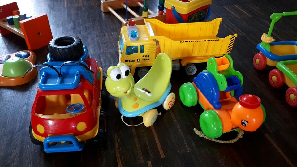 Babyspielzeug, Fahrzeuge, Motorikschlaufe etc in Dorfen