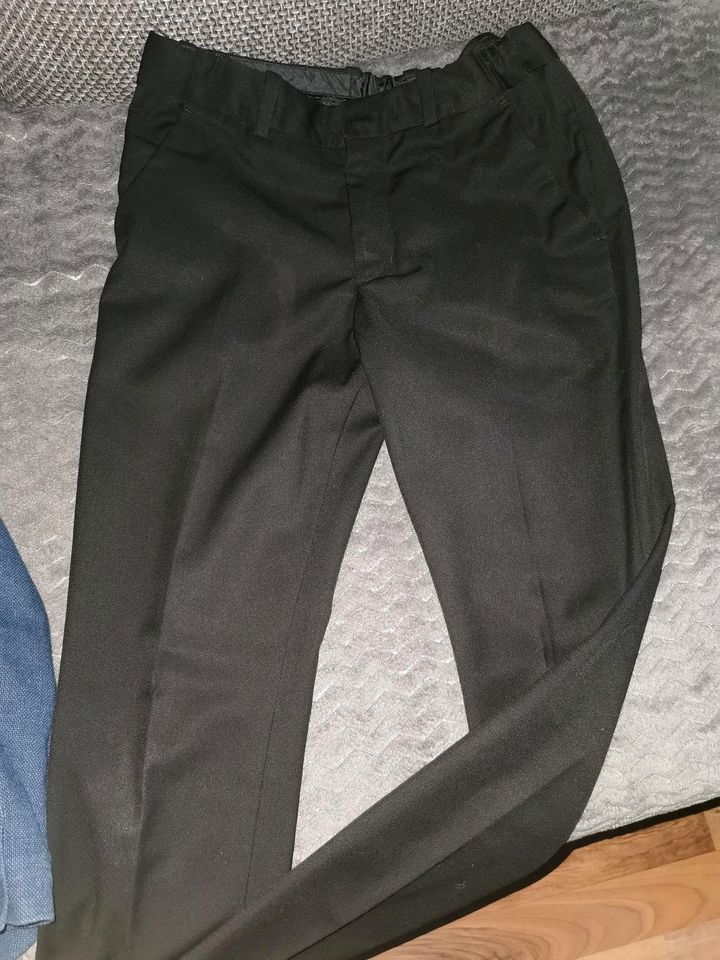 Anzug Junge H&M blau schwarz Gr. 146 in Berlin