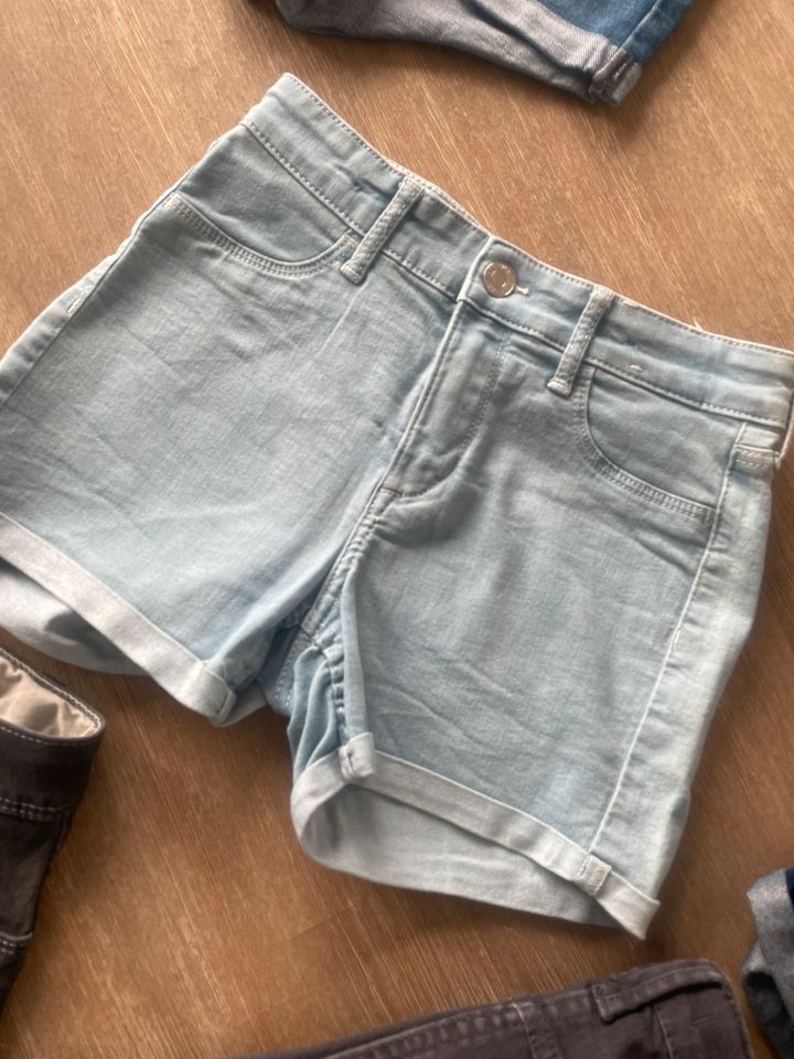 ‼️ Shorts, kurze Hosen, Jeans, Latzhose, Gr. 32-36‼️ in Wiesmoor